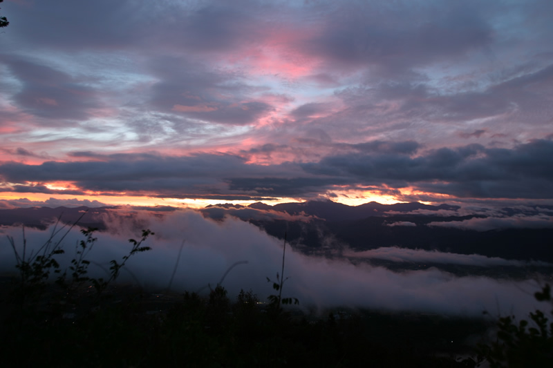 木曽駒ヶ岳山頂から見る残照の山並みと御嶽 写真